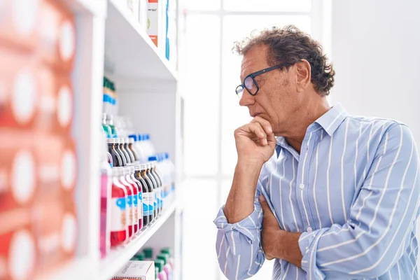 Hombre Mediana Edad Que Busca Medicamentos Estanterías Farmacia — Foto de Stock