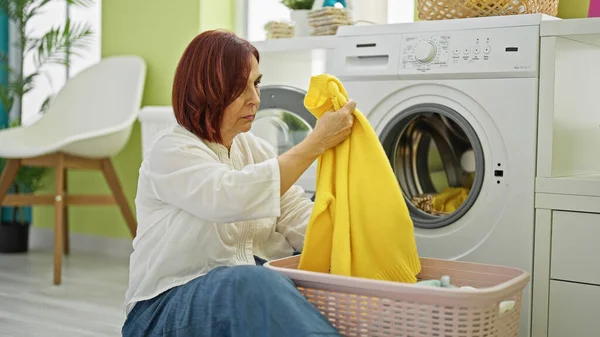 Middle Age Woman Washing Clothes Laundry Room — Stock Photo, Image