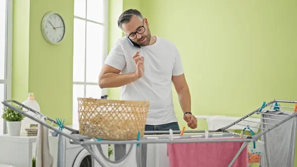 Gråhårig Man Talar Smartphone Hängande Kläder Klädstreck Tvättstuga — Stockfoto