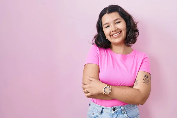 Young Hispanic Woman Standing Pink Background Happy Face Smiling Crossed — 图库照片