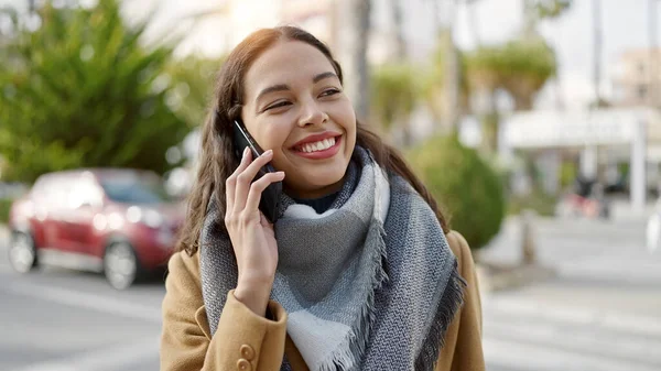 Jong Mooi Latino Vrouw Praten Smartphone Glimlachen Straat — Stockfoto