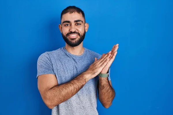 Médio Oriente Homem Com Barba Sobre Fundo Azul Batendo Palmas — Fotografia de Stock