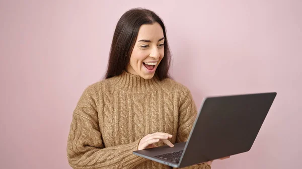 Молода Красива Іспаномовна Жінка Посміхається Впевнено Використовуючи Ноутбук Над Ізольованим — стокове фото
