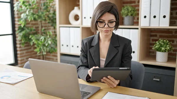 Mujer Joven Caucásica Trabajadora Negocios Usando Portátil Touchpad Trabajando Oficina — Foto de Stock