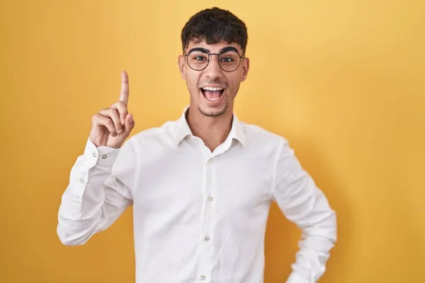 Young Hispanic Man Standing Yellow Background Pointing Finger Successful Idea — Foto de Stock