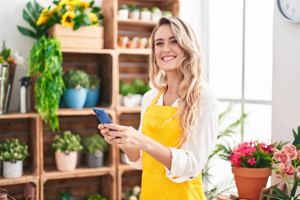 Jovem Florista Mulher Loira Sorrindo Confiante Usando Smartphone Florista — Fotografia de Stock