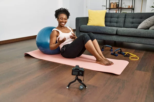Afroamerikanerin Nimmt Video Auf Sitzt Auf Yogamatte Und Spricht Hause — Stockfoto