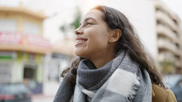 Jonge Mooie Spaanse Vrouw Glimlachend Naar Zijkant Kijken Straat — Stockfoto