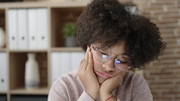 Jovem Afro Americana Mulher Empresária Sentada Mesa Com Triste Expressão — Fotografia de Stock