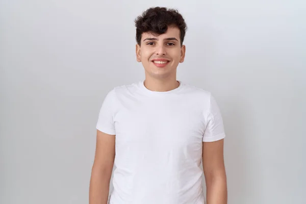Jeune Homme Non Binaire Portant Shirt Blanc Décontracté Avec Sourire — Photo