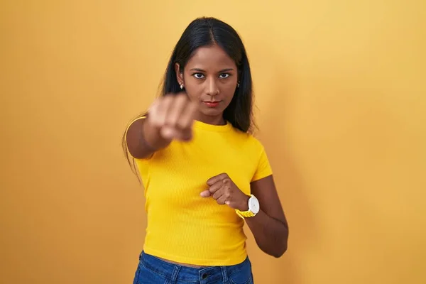 Sarı Arka Planda Duran Genç Hintli Kadın Dövüşmek Için Yumrukluyor — Stok fotoğraf