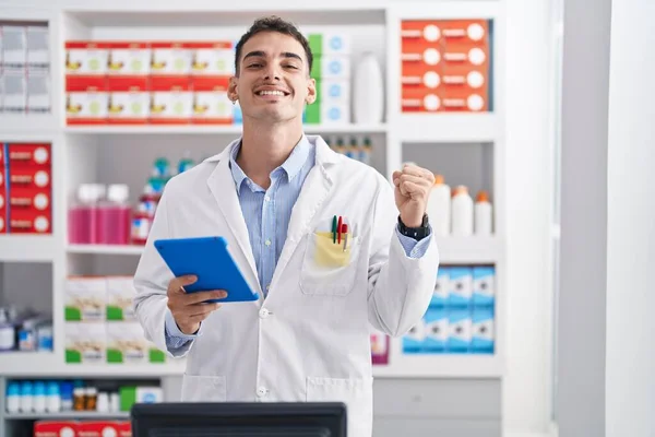 Hombre Hispano Guapo Trabajando Farmacia Con Tabletas Gritando Orgulloso Celebrando —  Fotos de Stock