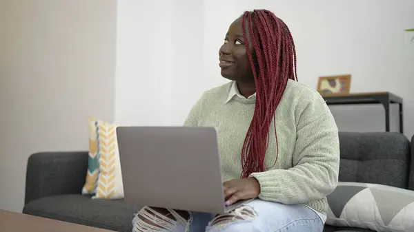 Afrikanerin Mit Geflochtenen Haaren Sitzt Mit Laptop Hause Auf Dem — Stockfoto