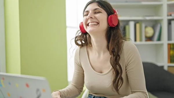 Jonge Mooie Spaanse Vrouw Student Luisteren Naar Muziek Dansen Bibliotheek — Stockfoto