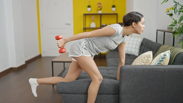 Junge Schöne Hispanische Frau Trainiert Hause Mit Gewichten — Stockfoto