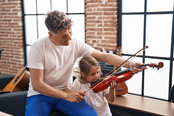 Father Daughter Playing Violin Music Studio — Foto de Stock