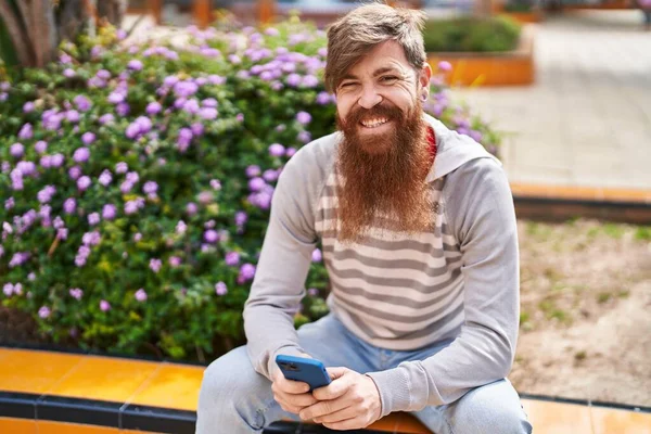 Jovem Ruiva Homem Usando Smartphone Sentado Banco Parque — Fotografia de Stock