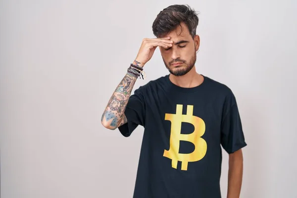 Joven Hombre Hispano Con Tatuajes Con Camiseta Bitcoin Preocupado Estresado —  Fotos de Stock