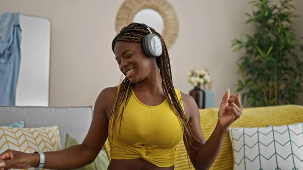 Afro Amerikaanse Vrouw Luisteren Naar Muziek Zitten Bank Dansen Thuis — Stockfoto