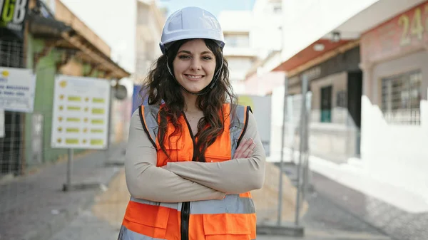 Jovem Bela Mulher Hispânica Construtor Sorrindo Confiante Com Braços Cruzados — Fotografia de Stock