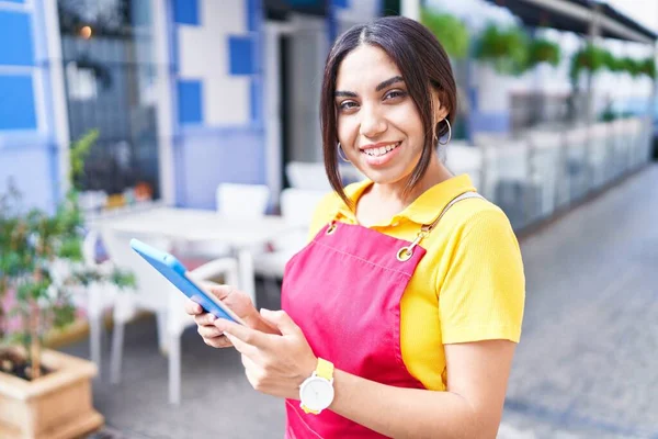 Νεαρή Όμορφη Αραβική Γυναίκα Σερβιτόρα Χαμογελά Αυτοπεποίθηση Χρησιμοποιώντας Touchpad Στη — Φωτογραφία Αρχείου