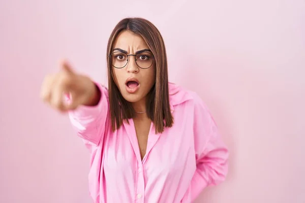 Young Hispanic Woman Wearing Glasses Standing Pink Background Pointing Finger — Stock Photo, Image