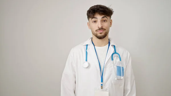 Młody Arabski Człowiek Lekarz Stojący Relaksującą Ekspresją Odizolowanym Białym Tle — Zdjęcie stockowe