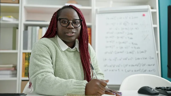 Африканская Женщина Плетеными Волосами Преподает Математику Университетской Библиотеке — стоковое фото
