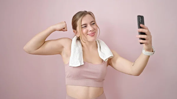Junge Blonde Frau Macht Selfie Mit Smartphone Und Macht Starke — Stockfoto