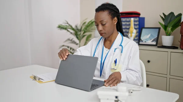 Afro Americano Donna Medico Utilizzando Computer Portatile Che Lavorano Clinica — Foto Stock