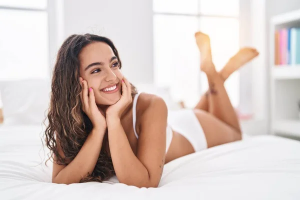 아름다운 스페인 여자가 란제리를 침실에 — 스톡 사진