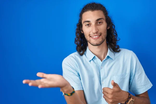Young Hispanic Man Standing Blue Background Showing Palm Hand Doing — Stockfoto
