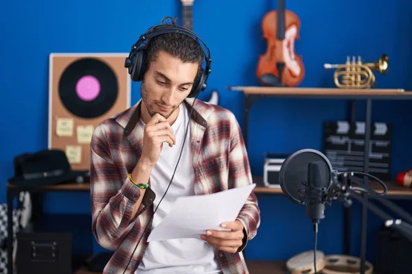 若いヒスパニック系の男性ミュージシャンの歌で音楽スタジオ — ストック写真