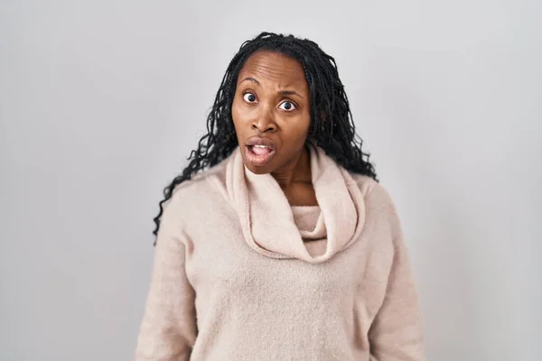 Африканская Женщина Стоящая Белом Фоне Шоковом Лице Выглядящая Скептически Саркастично — стоковое фото