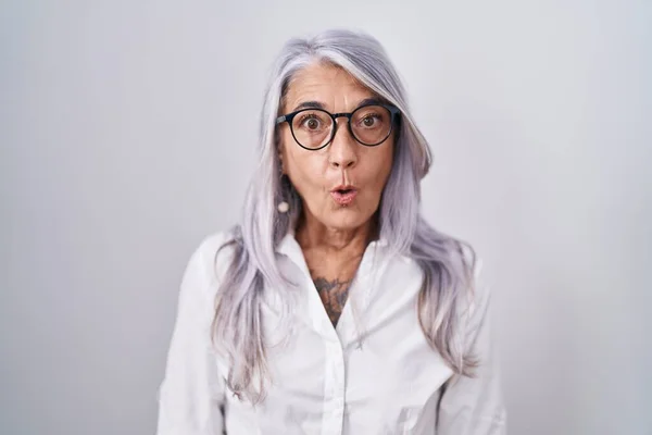 Mulher Meia Idade Com Tatuagens Vestindo Óculos Sobre Fundo Branco — Fotografia de Stock