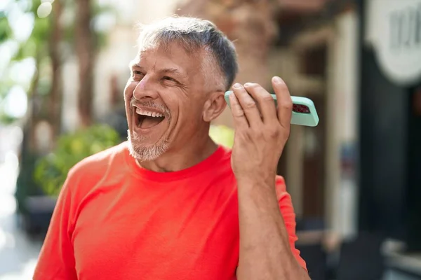 Homem Cabelos Grisalhos Meia Idade Sorrindo Mensagem Áudio Auditiva Confiante — Fotografia de Stock