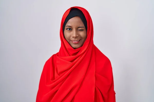 若いですArab女性身に着けています伝統的なイスラムヒジャーブスカーフウインク見ますカメラとともにセクシー表現 陽気で幸せな顔 — ストック写真