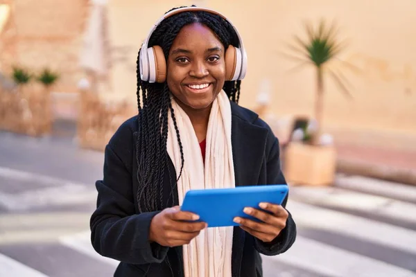 Αφροαμερικανή Γυναίκα Χαμογελά Αυτοπεποίθηση Χρησιμοποιώντας Touchpad Και Ακουστικά Στο Δρόμο — Φωτογραφία Αρχείου