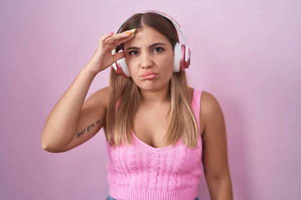 Mujer Rubia Joven Escuchando Música Usando Auriculares Preocupados Estresados Por —  Fotos de Stock