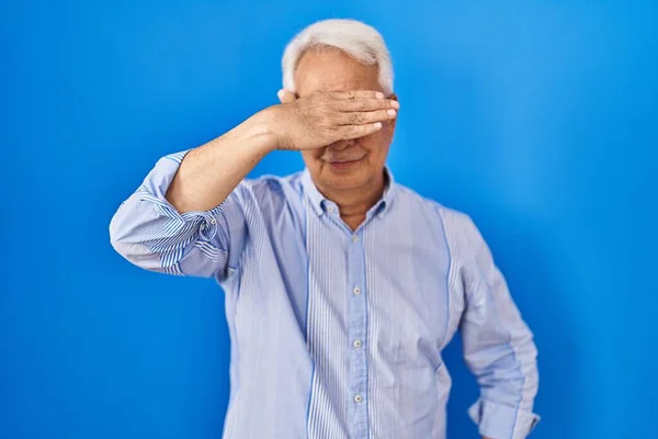 Uomo Anziano Ispanico Con Gli Occhiali Che Coprono Gli Occhi — Foto Stock