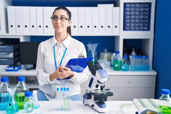 Jeune Femme Brune Travaillant Laboratoire Scientifique Souriant Regardant Vers Côté — Photo