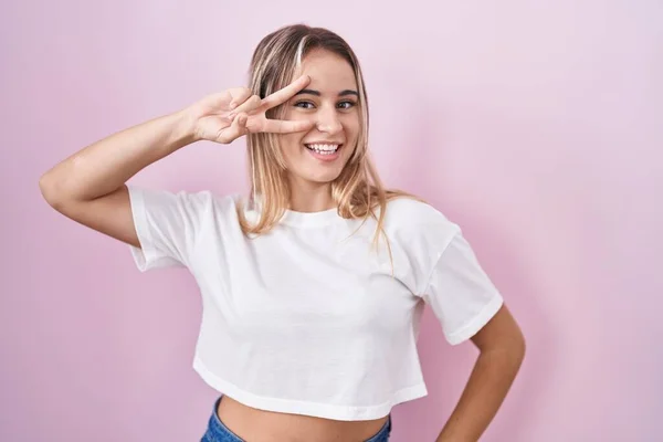 Jonge Blonde Vrouw Staan Roze Achtergrond Doen Vrede Symbool Met — Stockfoto