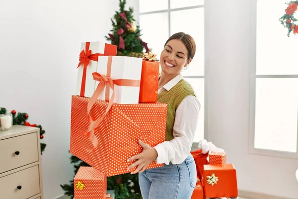 Joven Hermosa Mujer Hispana Sonriendo Confiada Sosteniendo Regalos Navidad Casa —  Fotos de Stock