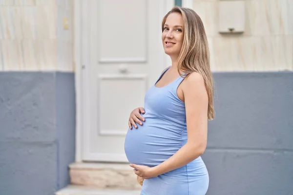 Mladá Těhotná Žena Usměvavá Sebevědomě Dojemné Břicho Ulici — Stock fotografie