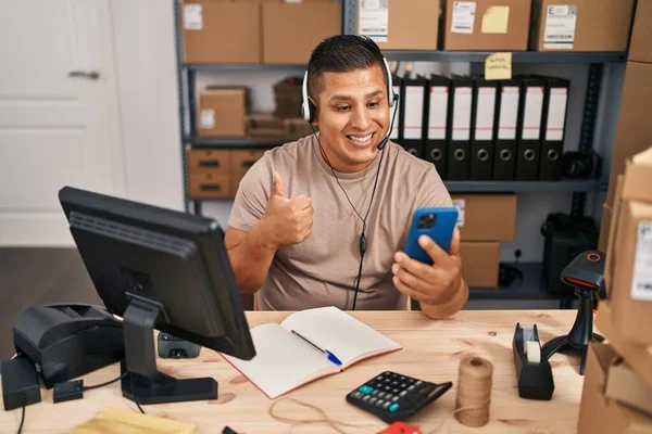 Латиноамериканец Работающий Электронной Коммерции Малого Бизнеса Видео Звонок Улыбаясь Счастливый — стоковое фото