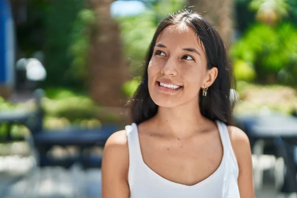 Jonge Mooie Spaanse Vrouw Glimlachend Zelfverzekerd Kijkend Naar Zijkant Het — Stockfoto