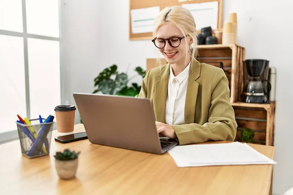 Junge Blondine Arbeitet Mit Laptop Büro — Stockfoto