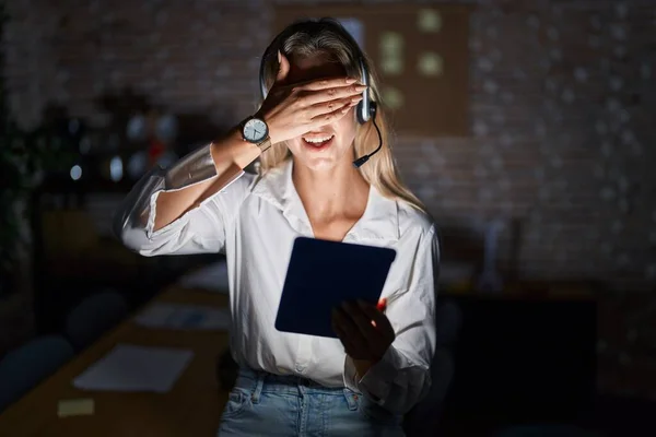 Young Blonde Woman Working Office Night Smiling Laughing Hand Face — Foto de Stock