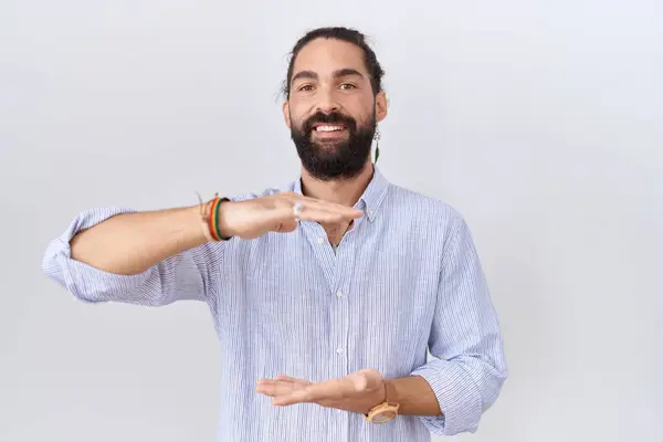 大胡子的西班牙男人 身穿休闲装 手握大号和大号的手势 测量符号 微笑着看着摄像机 计量概念 — 图库照片