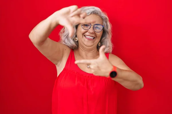Middle Age Woman Grey Hair Standing Red Background Smiling Making — Stock Photo, Image
